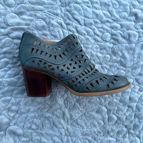 GUC Sofft Laser-Cut Heeled Ankle Boot size 8 - Picture 2 of 10